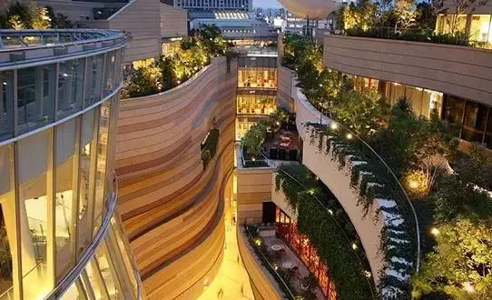 The Namba Parks of Osaka Castle, Japan Los parques de Namba de Osaka se escudan, Japón